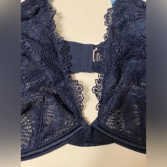~34E/F/G VGUC Victoria’s Secret Navy Lace Underwire Bra Lt Blue Navy Strap VS - Picture 8 of 12